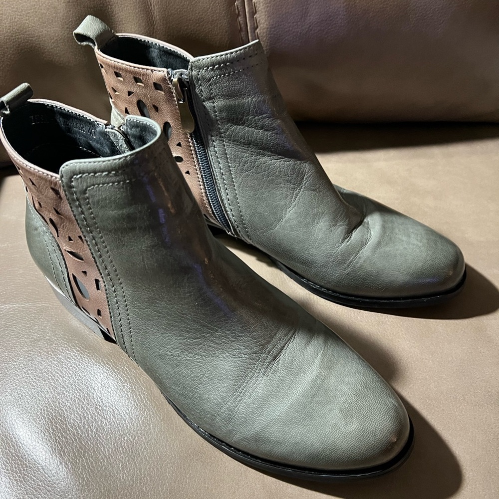 NWOT Spring Step Isabelle Two Tone Green/Tan Leather Bootie Size 40 (9) - Picture 6 of 7